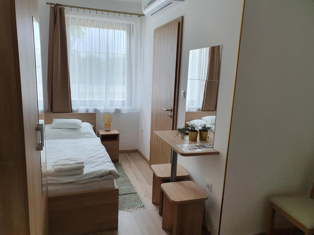 Platina Panzio*** Bed & Breakfast Ujhartyan Exterior photo